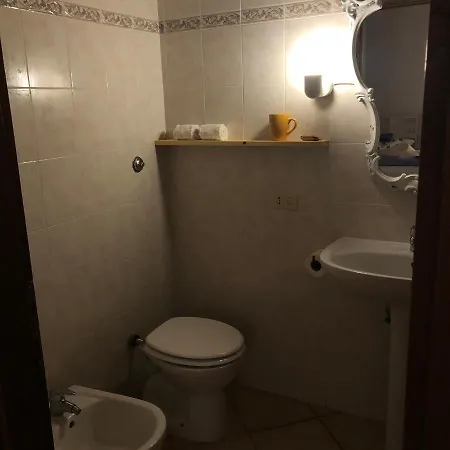 Anitta Oda ve Kahvaltı Castagneto Carducci